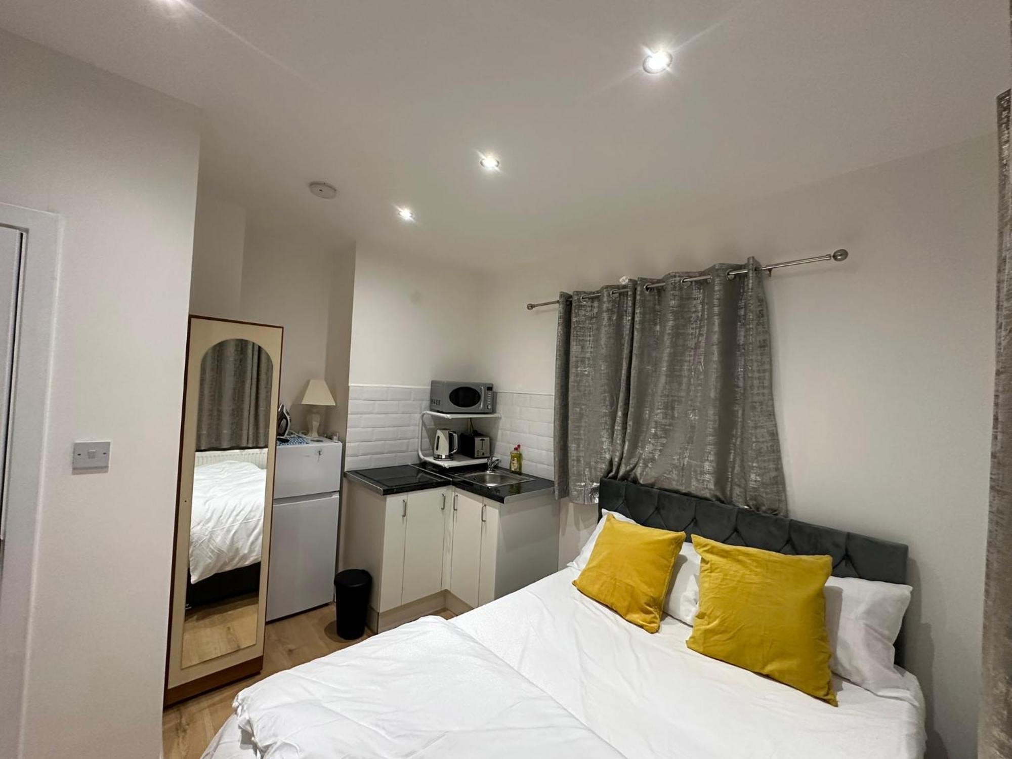 Luxury Ensuite 2Nd Studio Flat With Great Views In Keedonwood Road With Fully Own Bathroom Newly Added And Private Kitchenette Bromley Exterior foto