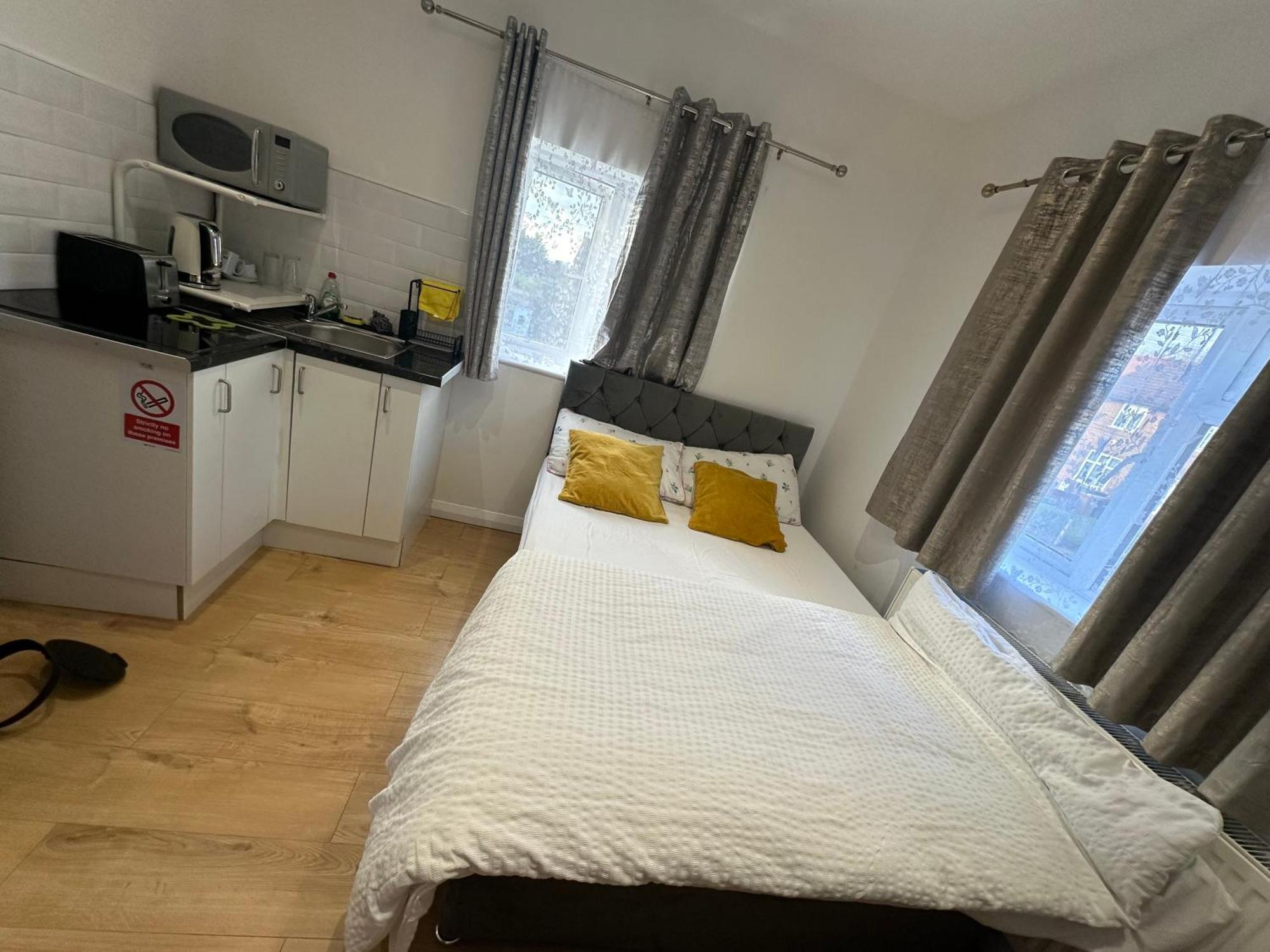Luxury Ensuite 2Nd Studio Flat With Great Views In Keedonwood Road With Fully Own Bathroom Newly Added And Private Kitchenette Bromley Exterior foto