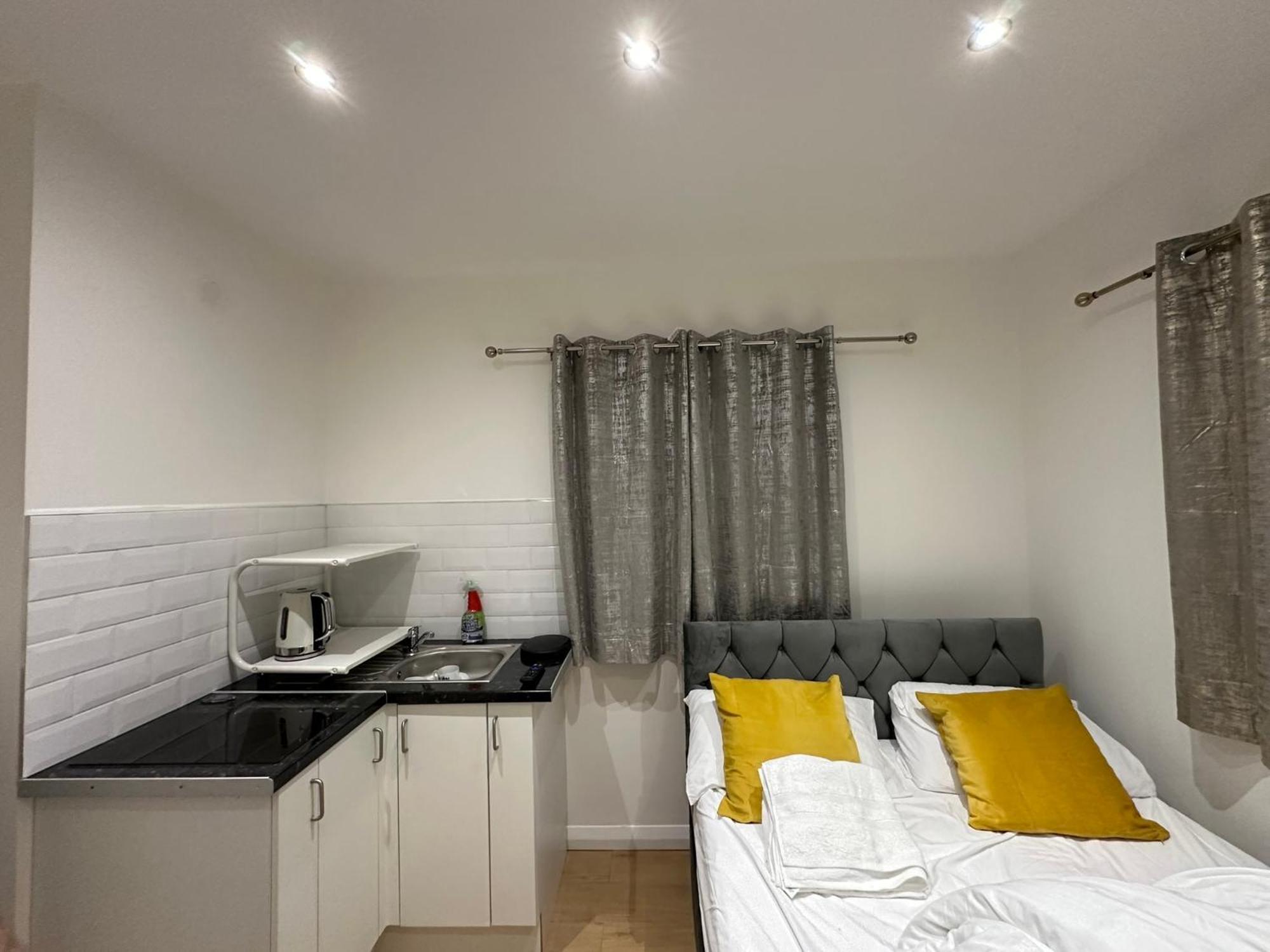 Luxury Ensuite 2Nd Studio Flat With Great Views In Keedonwood Road With Fully Own Bathroom Newly Added And Private Kitchenette Bromley Exterior foto