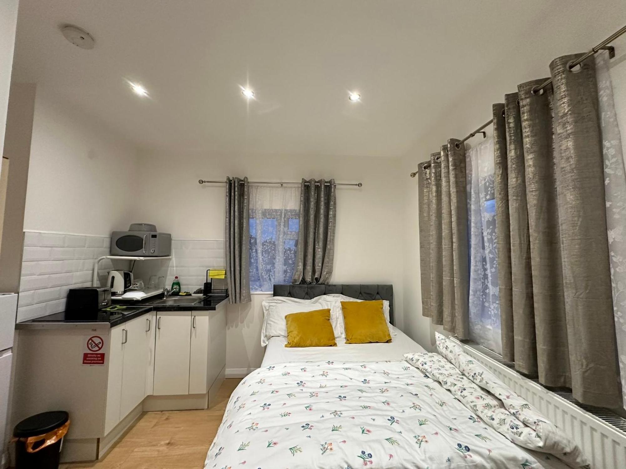 Luxury Ensuite 2Nd Studio Flat With Great Views In Keedonwood Road With Fully Own Bathroom Newly Added And Private Kitchenette Bromley Exterior foto