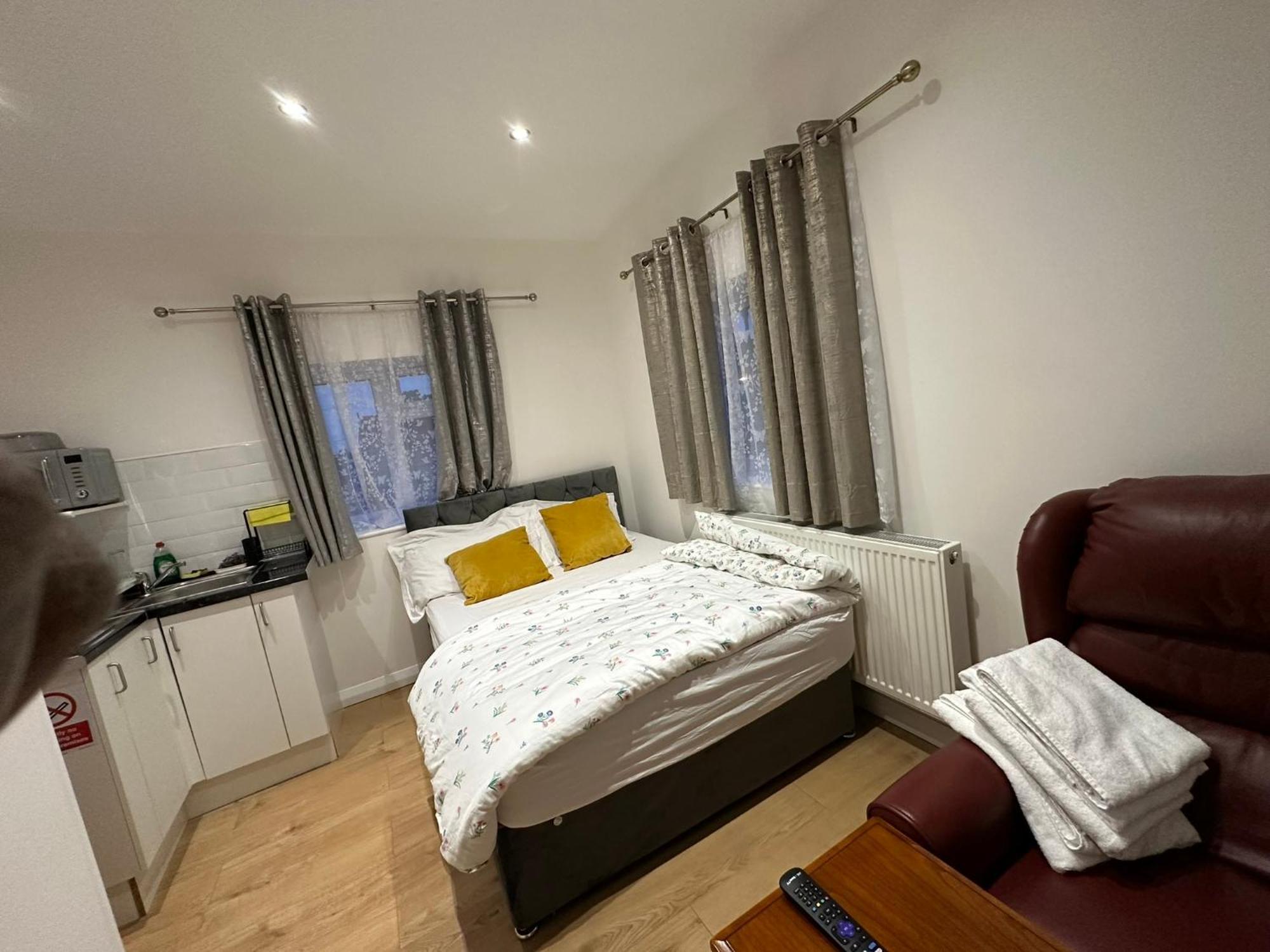 Luxury Ensuite 2Nd Studio Flat With Great Views In Keedonwood Road With Fully Own Bathroom Newly Added And Private Kitchenette Bromley Exterior foto