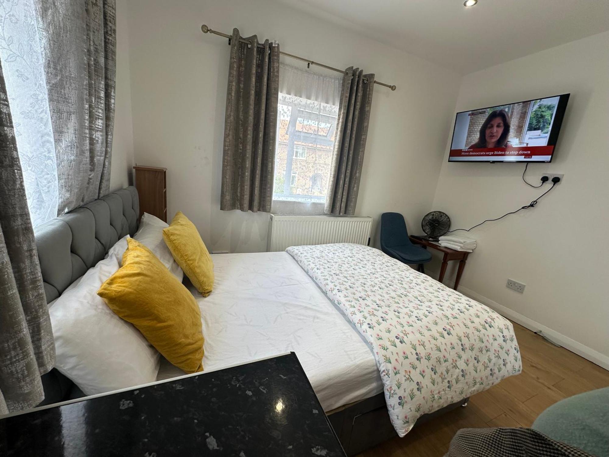 Luxury Ensuite 2Nd Studio Flat With Great Views In Keedonwood Road With Fully Own Bathroom Newly Added And Private Kitchenette Bromley Exterior foto